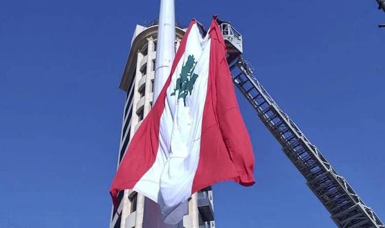فوج إطفاء بيروت يرفع العلم في ساحة ساسين