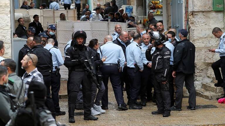 قوات الاحتلال تعتقل شقيق منفذ عملية القدس وتعتدي على النسوة والأطفال