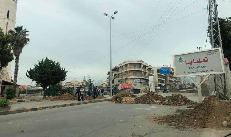 قطع طريق عام تعلبايا بالإتجاهين إحتجاجا على تردي الأوضاع
