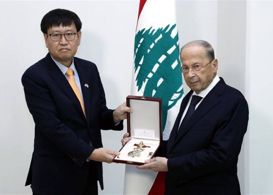 الرئيس عون يمنح وسام الأرز الوطني لسفير كوريا الجنوبية