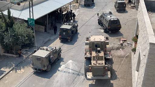 قوات الاحتلال تعتقل 12 فلسطينياً.. وتجرف أراضٍ في الضفة
ووقفات دعماً للأسرى في المعتقلات