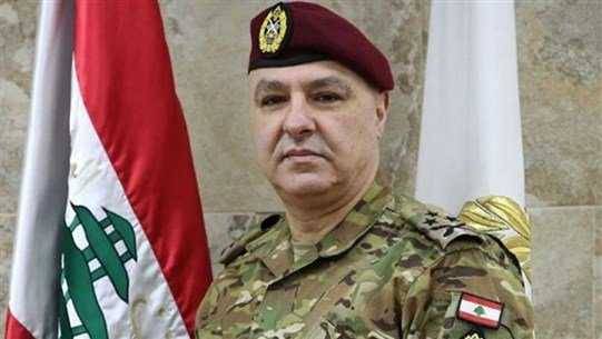 قائد الجيش حديث مواقع التواصل... هكذا ظهر مع طفل صغير