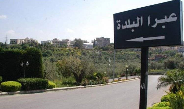 بالصورة- قطع طريق عبرا بسبب جنوح مقطورة شاحنة بعد انفجار أحد اطاراتها