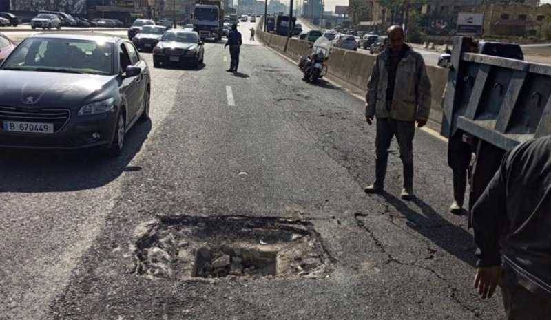 بعد الشكوى.. معالجة "الحفرة المميتة" على جسر انطلياس تمهيداً لتزفيتها