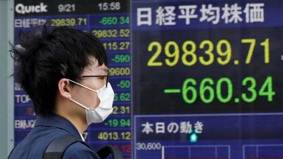 أسعار النفط تهبط بأكثر من 2% ومؤشر "نيكاي" يخسر 3% من قيمته
