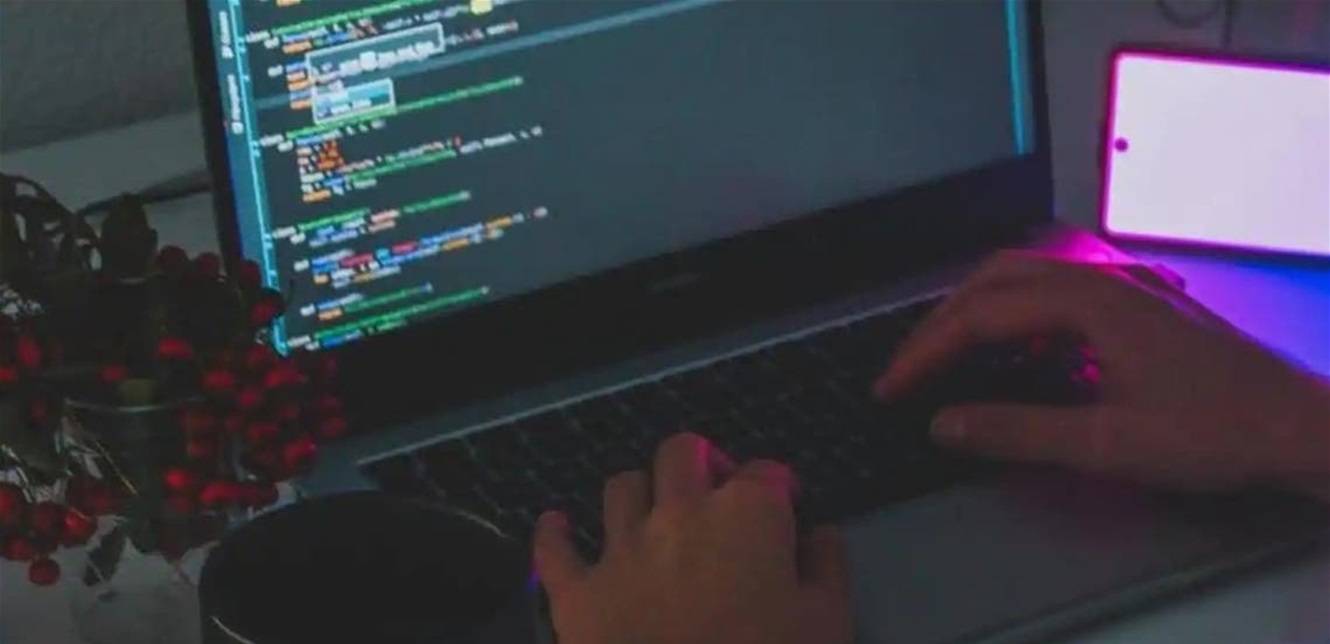 اتبع هذه الطرق للالتفاف على مخاطر العمل بدوامين مختلفين