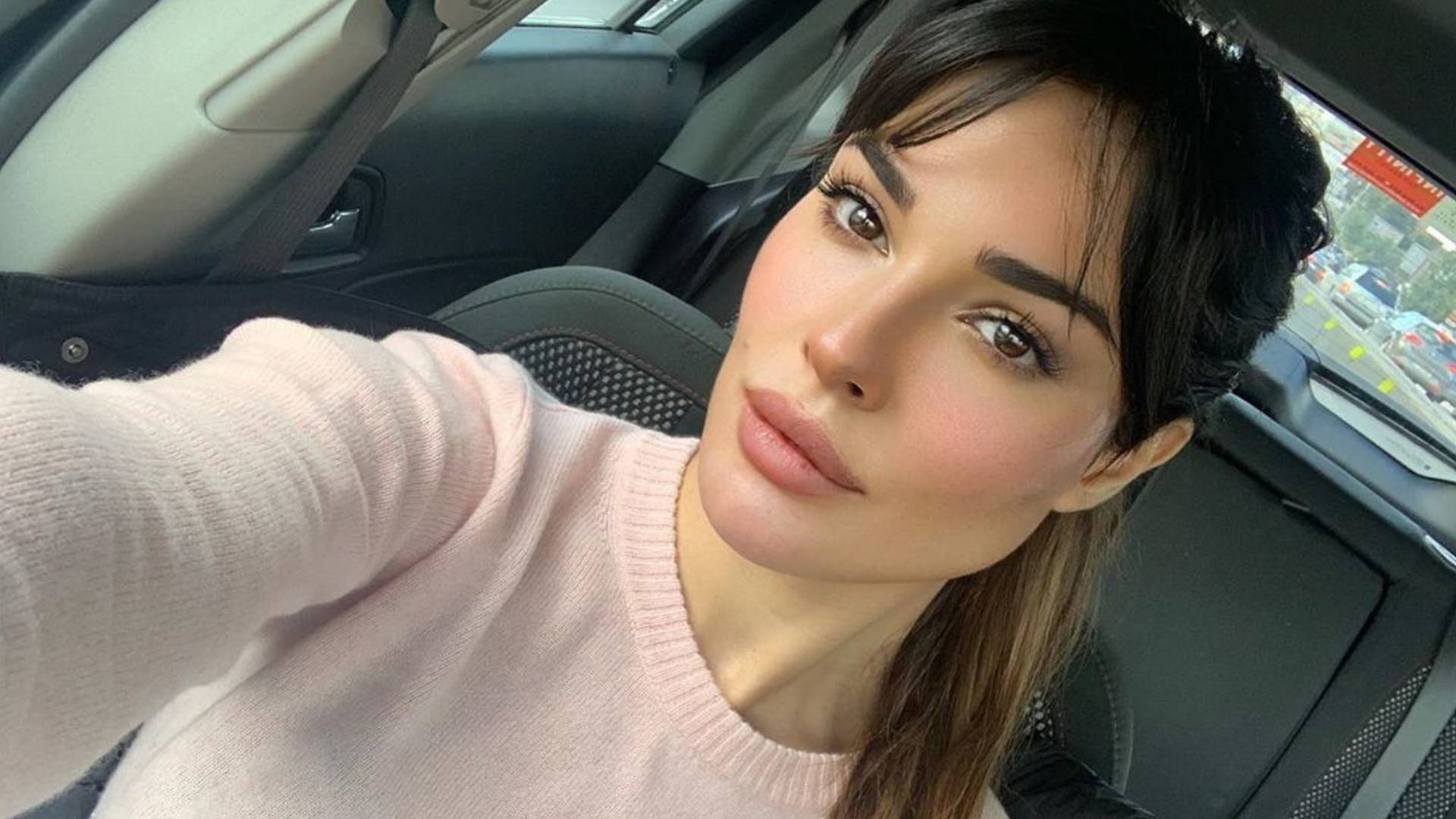 نادين نجيم تسطع جمالاً واناقة في إعلانها الجديد