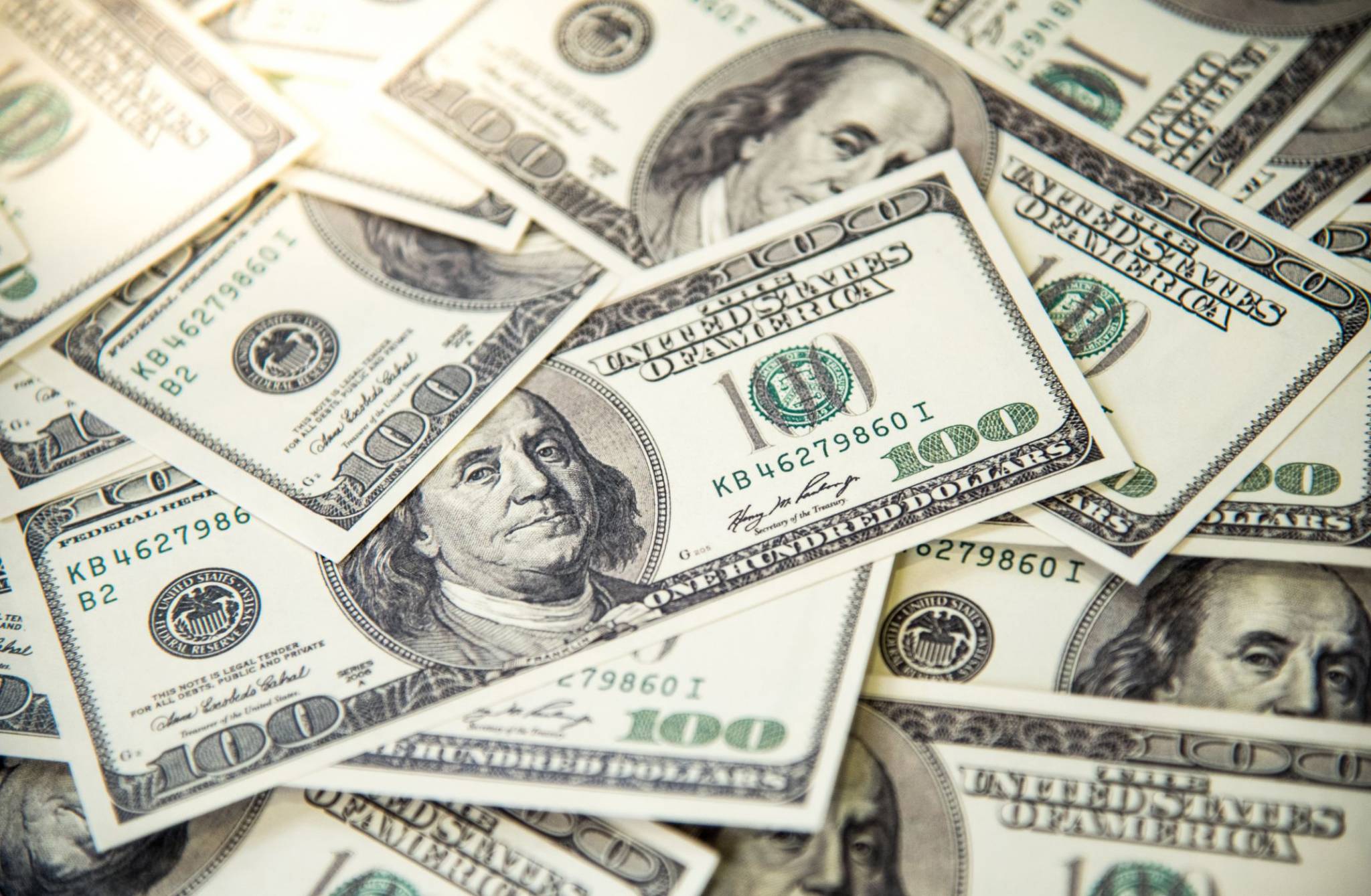 رفع سعر الدولار «خطوة سياسية» فرضها سقوط التفاؤل باقتراب انعقاد الحكومة