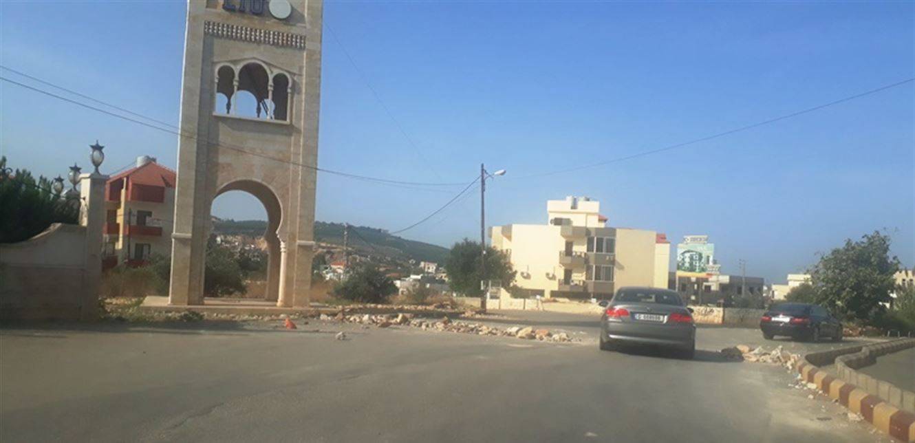بالصورة- جريح في حادث صدم على طريق عام ضهر العين