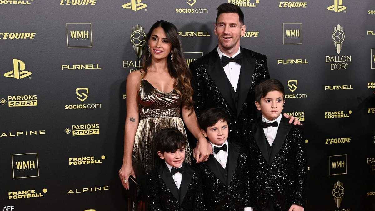 زي ميسي وأولاده وفستان أنتونيلا يشعل تكهنات اللحظة الأخيرة