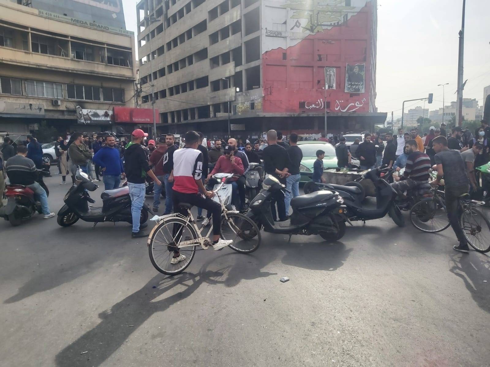 بالصور والفيديو- هكذا يبدو مشهد الاحتجاجات وقطع الطرقات في لبنان