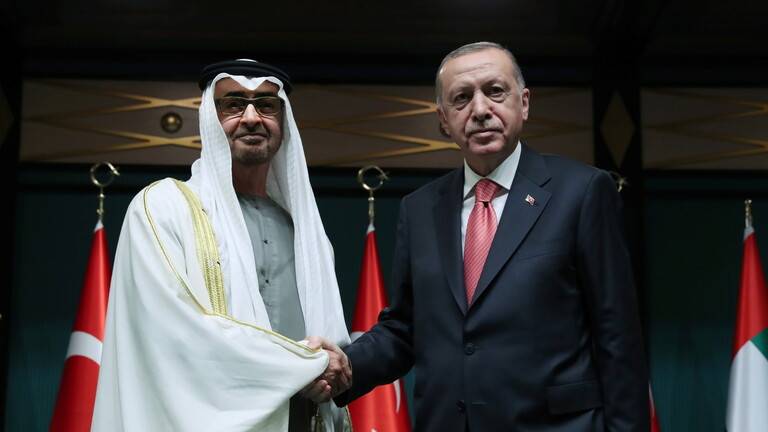 كيف علّق قرقاش على زيارة ولي عهد أبو ظبي إلى تركيا؟