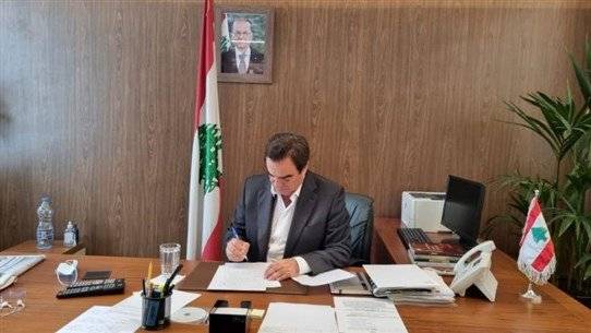بالصورة: قرداحي يضع اللمسات الأخيرة على بيان الاستقالة