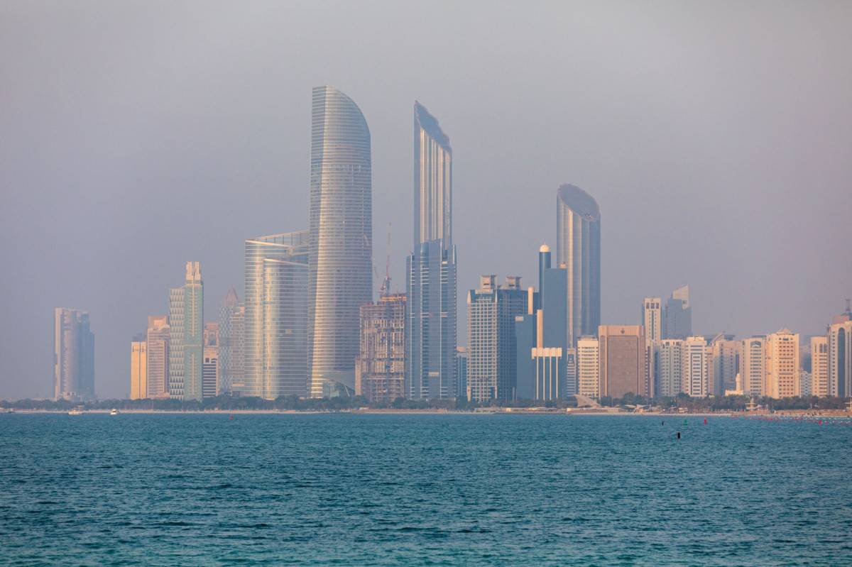 أبوظبي تدمج 3 محافظ استثمارية للطاقة المتجددة في شركة واحدة