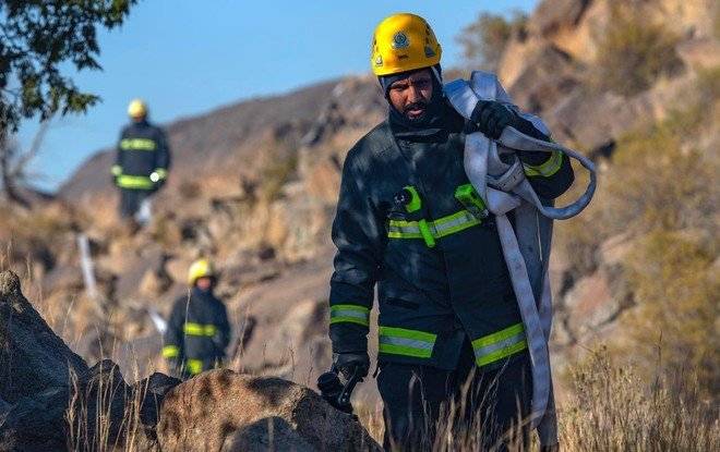 الدفاع المدني ينقذُ مواطناً علق في منحدر شاهق بذوق مكايل
