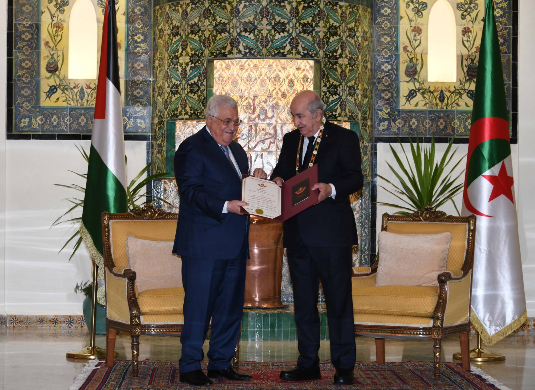 القلادة الكبرى لفلسطين للرئيس الجزائري