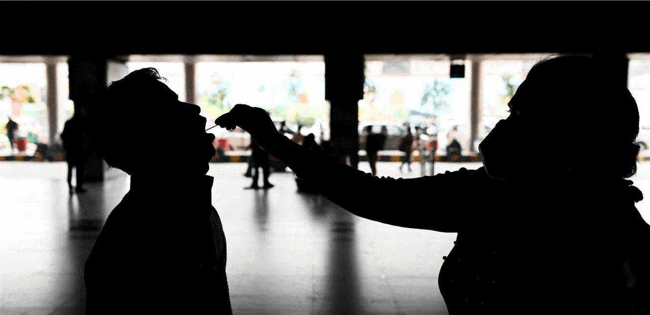 آلام في الجسم ودوار.. طبيب مُصاب بـ"أوميكرون" يشرح أعراض المرض ويُطمئن!