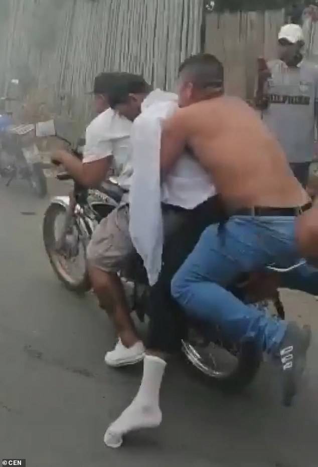 جثة على دراجة.. في رحلة الوداع الأخير