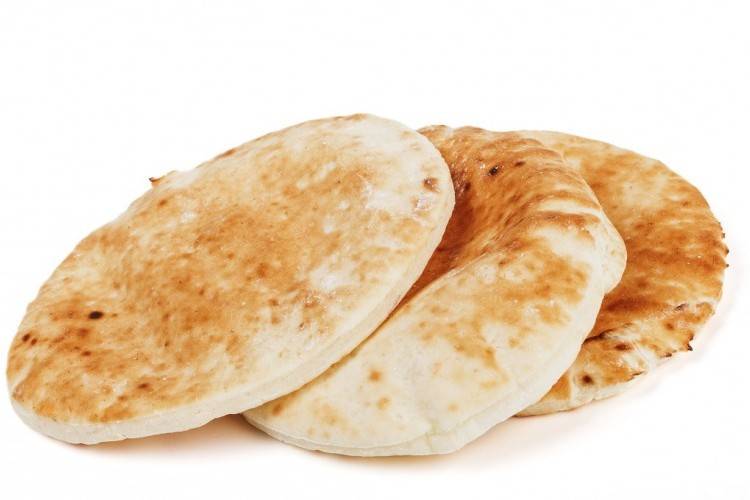 بالصورة - مرشح شمالي "يدمغ" ربطة الخبز  باسمه ليوزعها على المحتاجين