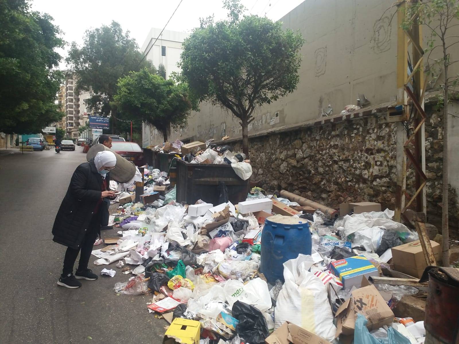 بالصور - النفايات تغزو شوارع بيروت