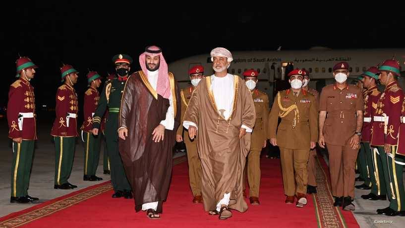 ولي العهد السعودي يصل عُمان في مستهل جولة خليجية واسعة