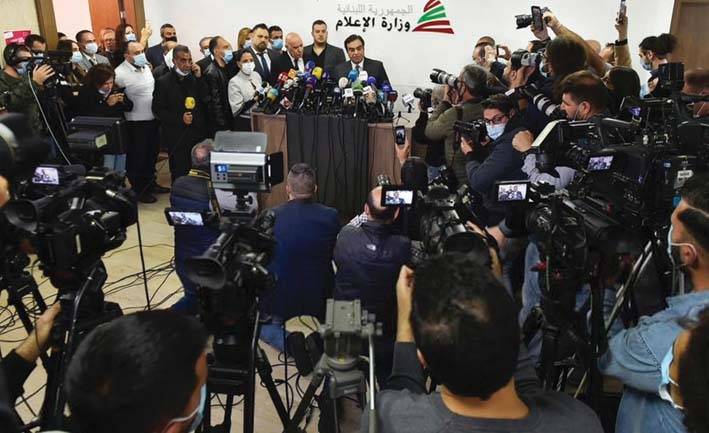 ماكرون يُحرّك ورقة لبنان والمبادرة الفرنسية مُجدّداً باستقالة قرداحي
هل ستعود الحكومة الى الاجتماع؟ أزمة البيطار سارية... وكل الحلول تصطدم بخلاف عون ــ بري
