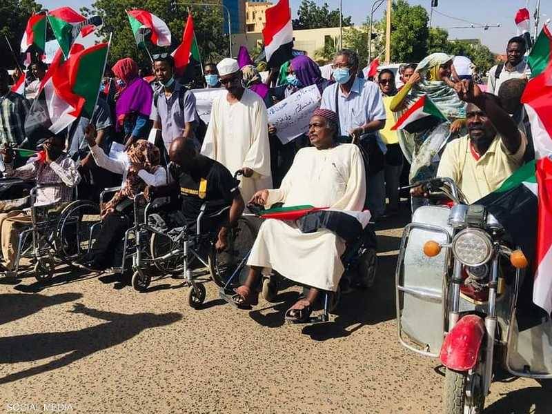 أصحاب الهمم في السودان يشاركون في مسيرة سياسية