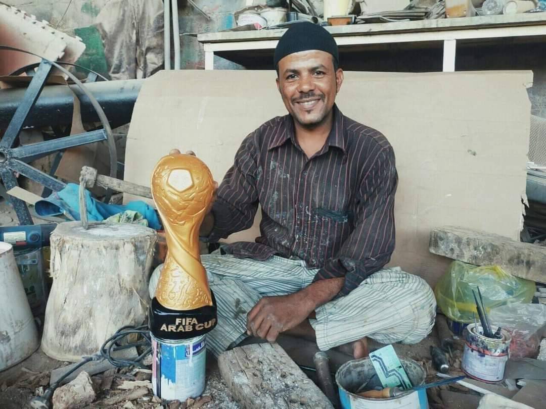 بالصور - نحات يمني يقلد كأس العرب