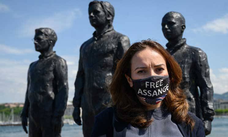 كيف علّقت خطيبة أسانج على سماح محكمة بريطانية بتسليمه للولايات المتحدة؟