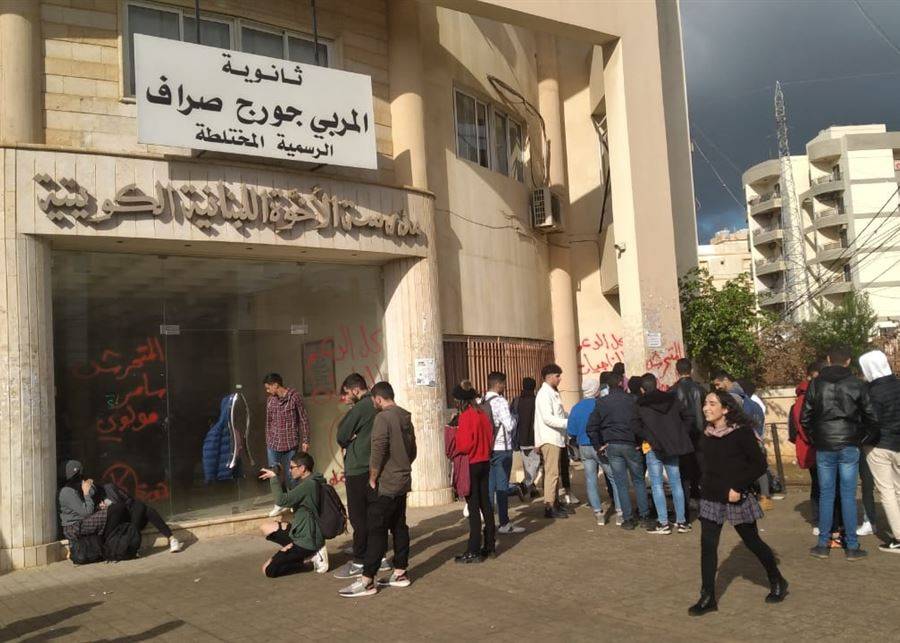 فريق من "التربية" يستمع لإفادات الناجيات من الأستاذ المتحرش.. وتحركات الطلاب مستمرة