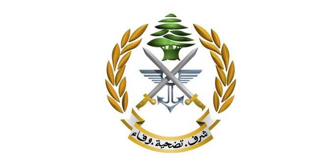 الجيش يوقف ثلاثة أشخاص أثناء محاولتهم تهريب سيارتين مسروقتين