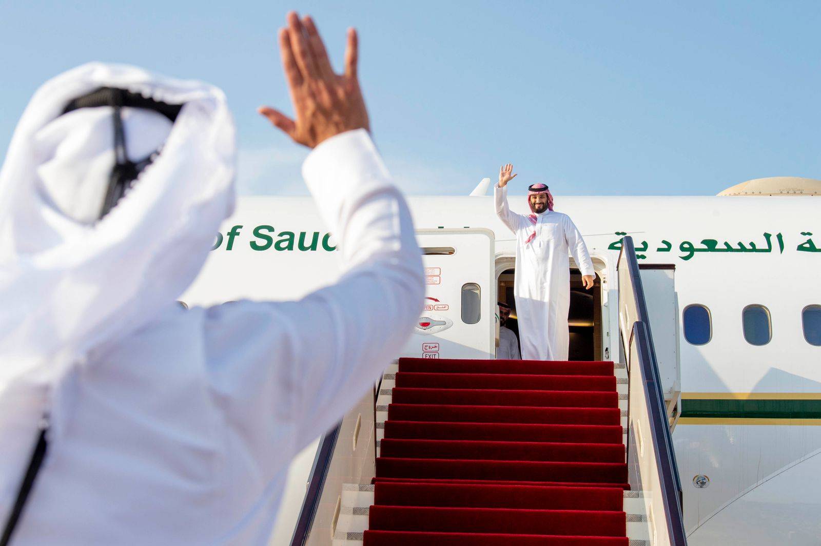 بالصور- محمد بن سلمان يغادر قطر