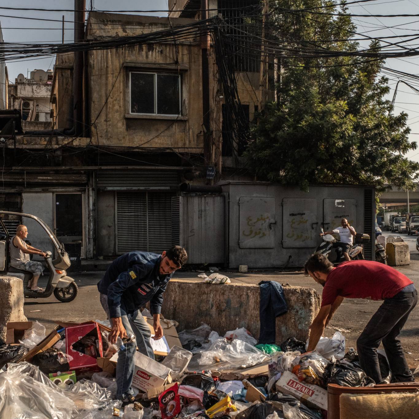 بالصور: أطفال  ومسنون  يأكلون من النفايات في مدينة طرابلس
