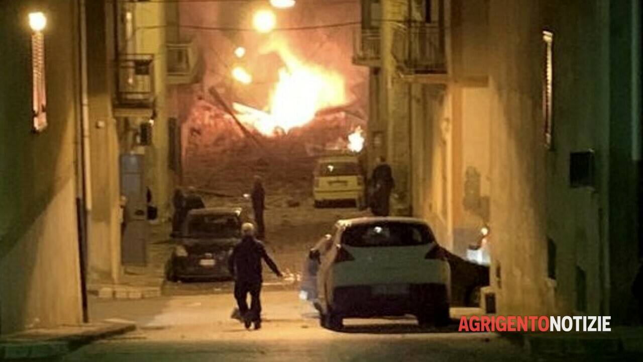 بالصور- مصرع 5 أشخاص بانهيار مبنى في ايطاليا