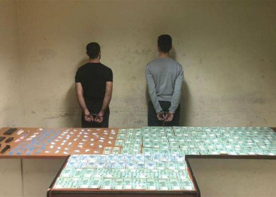 حاول المقاومة وشهر مسدساً حربياً باتجاه الدورية.. توقيف مروج مخدرات في الكرنتينا