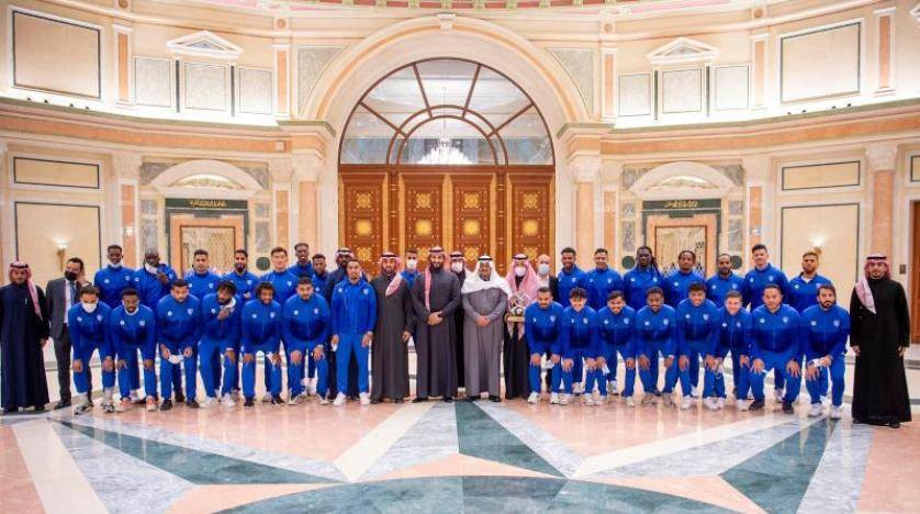 ولي العهد السعودي يستقبل فريق الهلال بعد اللقب الآسيوي