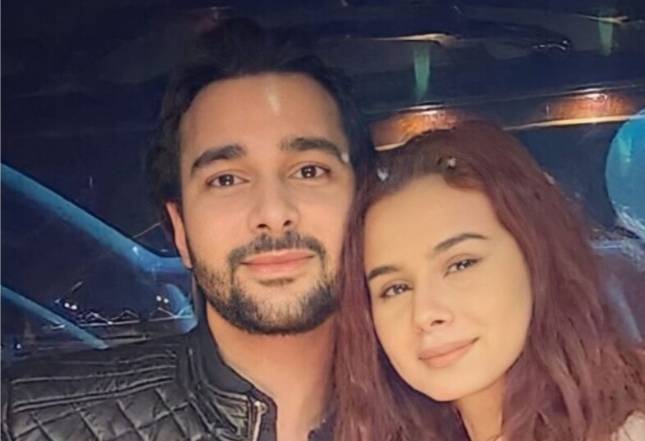 محمود المهدي يعلن موعد زفافه على منة عرفة!