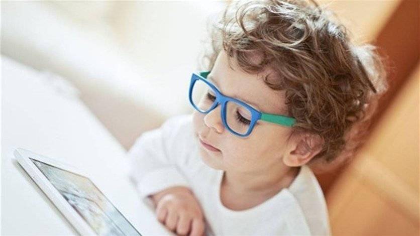 أيها الأهل انتبهوا.. هذه الأعراض قد تكشف عن إصابة الطفل بضعف النظر