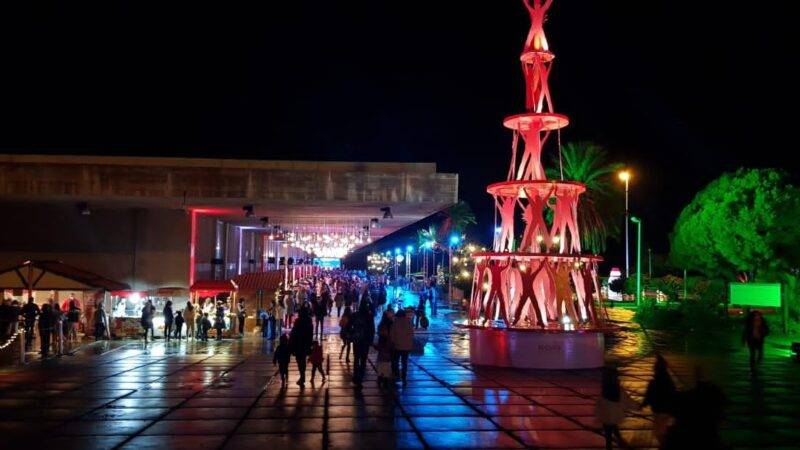 أعياد حزينة وطرابلس تخرق العتمة بإضاءة شجرة الميلاد...