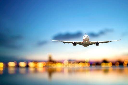 طرد من الطائرة بسبب إرتدائه كمامة فاضحة.. والتفاصيل