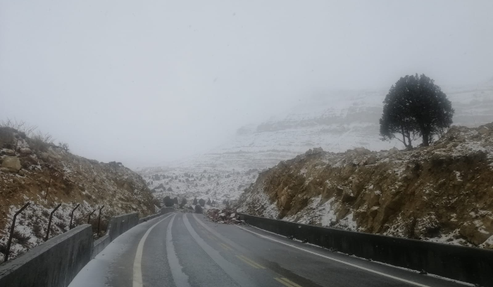الأبيض كلّل مُرتفعات الضنيّة... وقطع الطرق الجبليّة