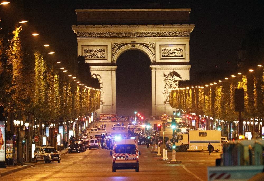 شرطة باريس تغلق جادة الشانزليزيه.. ما السبب؟