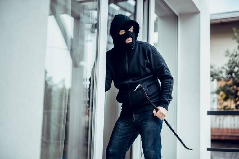 في البترونية.. فككوا كاميرات المراقبة والكابلات الكهربائية وسرقوا محتويات المنزل
