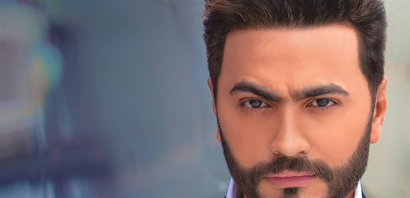 بالصور- هذا ما فعله معجب مهووس بتامر حسني!