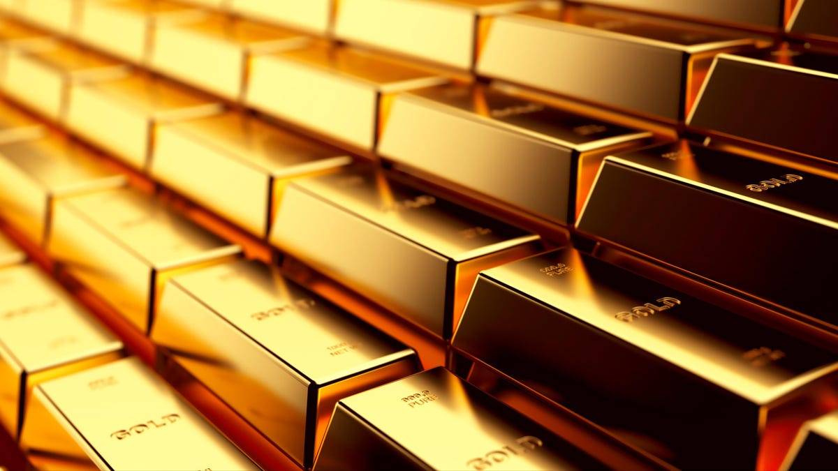 الذهب يرتفع على حساب الدولار مع اتساع مخاوف "أوميكرون"