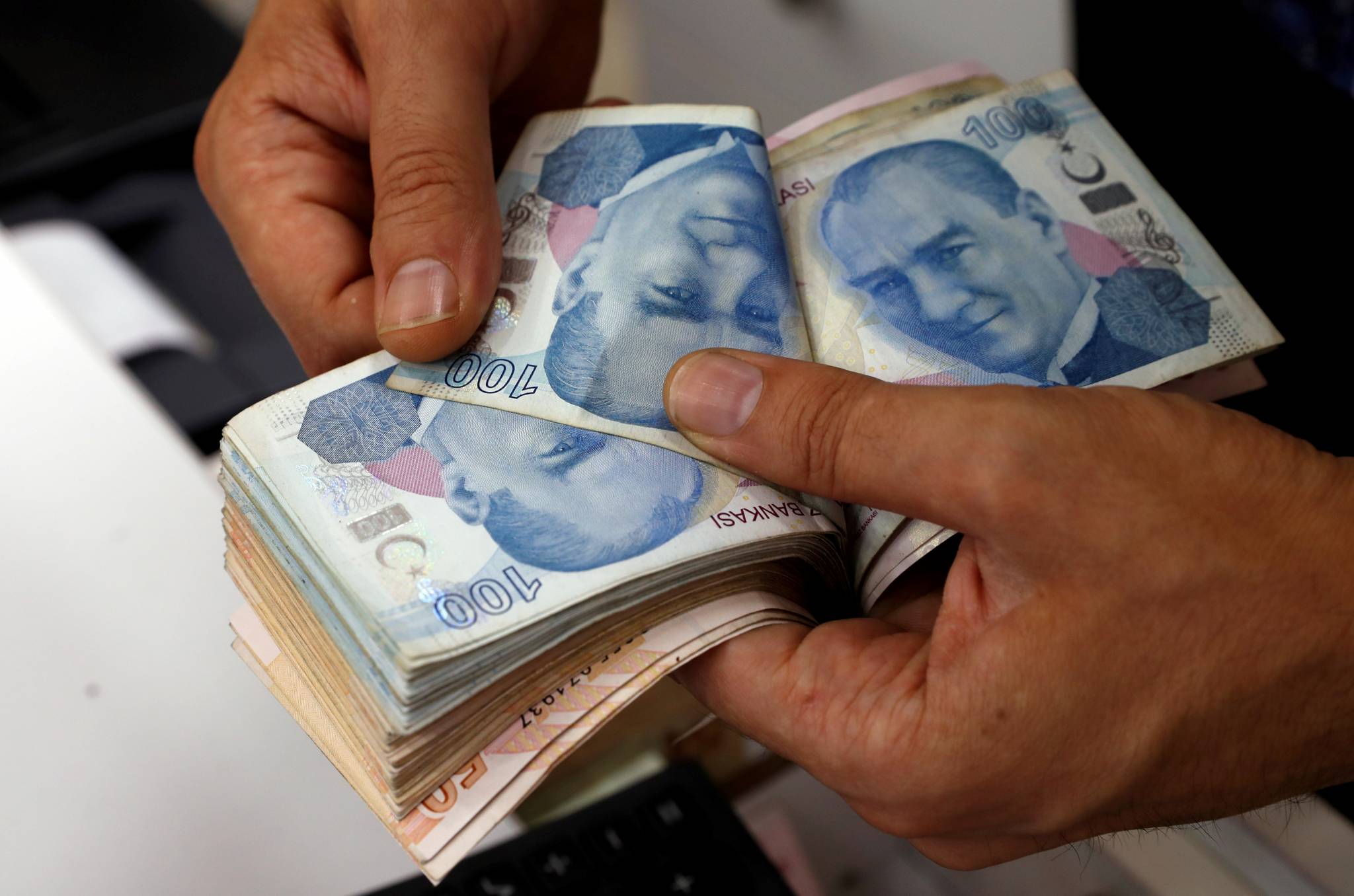 الليرة التركية تواصل هبوطها أمام الدولار إثر تصريحات أردوغان
