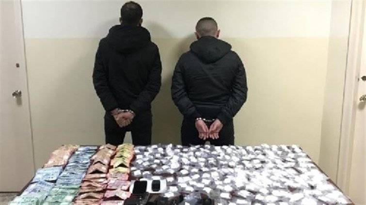 مروّجو مخدّرات في قبضة الأمن.. وهذا ما ضبط بحوزتهم