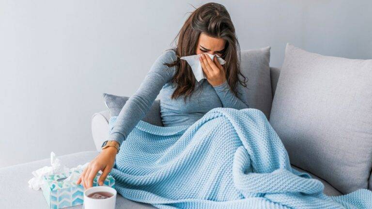 كيف يمكن تمييز أعراض "أوميكرون" عن نزلات البرد؟