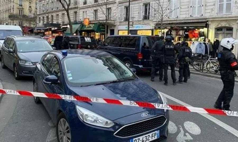 مسلح يحتجز رهينتين في باريس ويطالب بحديث مع وزير العدل