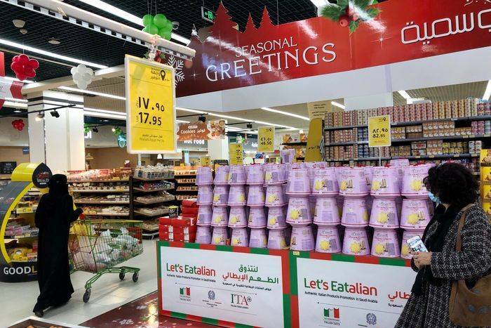 السعودية تحتفل بعيد الميلاد.. الأشجار والزينة غطّت المملكة!
